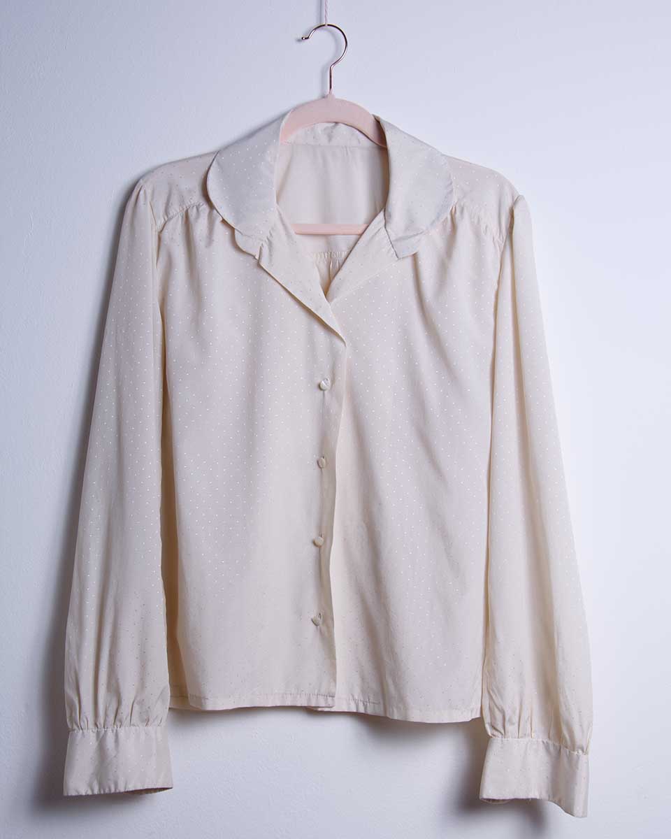 Camicia vintage crema a pois appesa