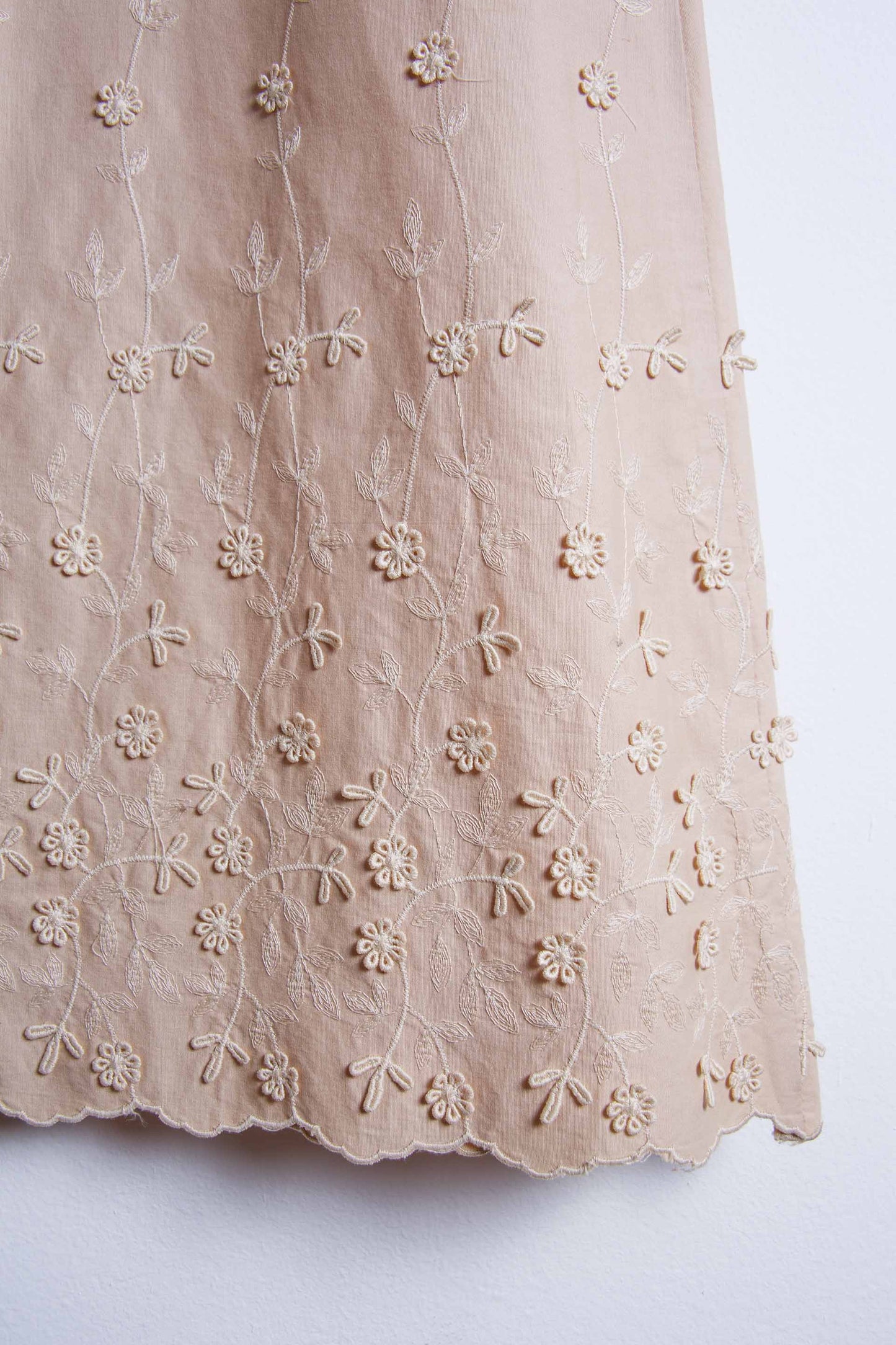 Gonna vintage beige con fiorellini ricamati – Taglia media | Rivesty Vintage