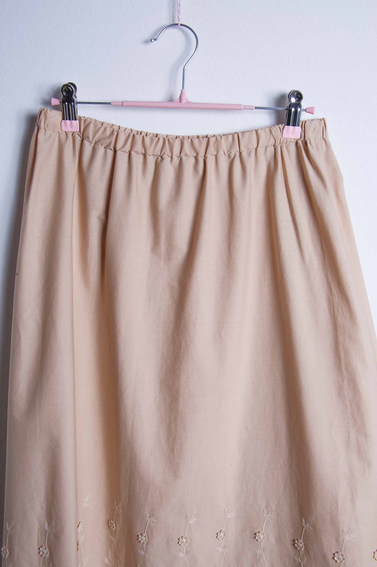 Gonna vintage beige con fiorellini ricamati – Taglia media | Rivesty Vintage