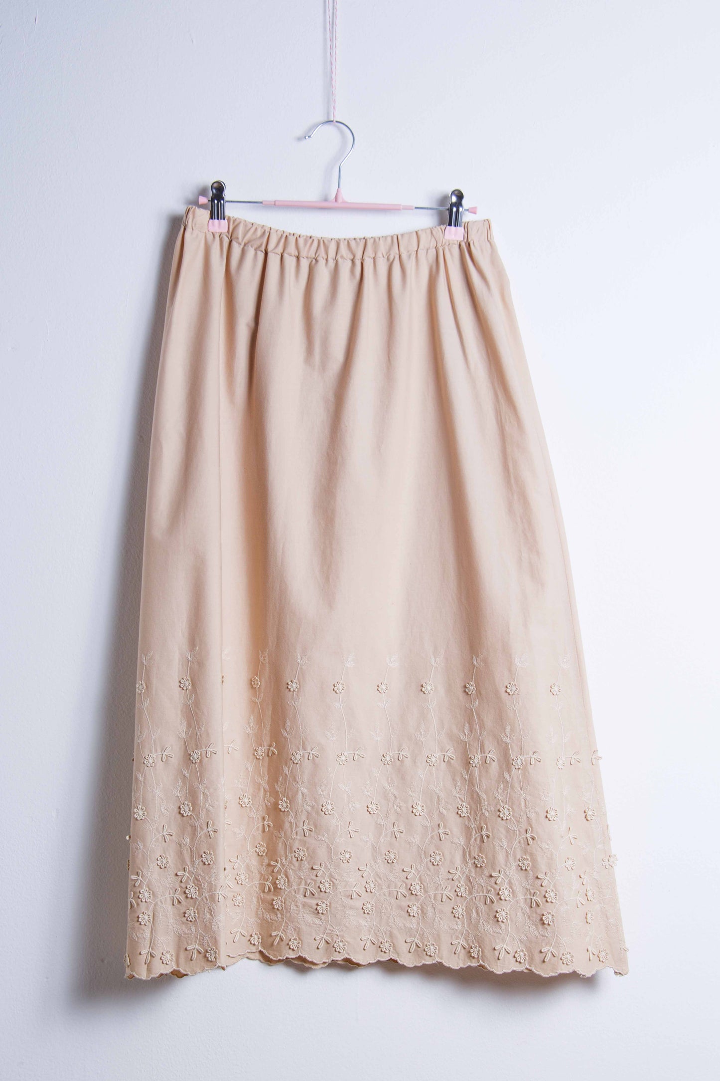 Gonna vintage beige con fiorellini ricamati – Taglia media | Rivesty Vintage