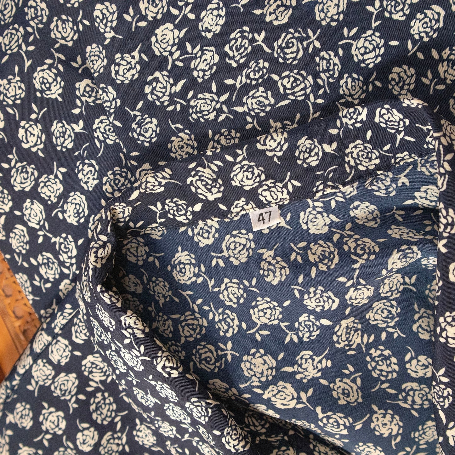 Blusa floreale bianca e blu - abbigliamento vintage Rivesty