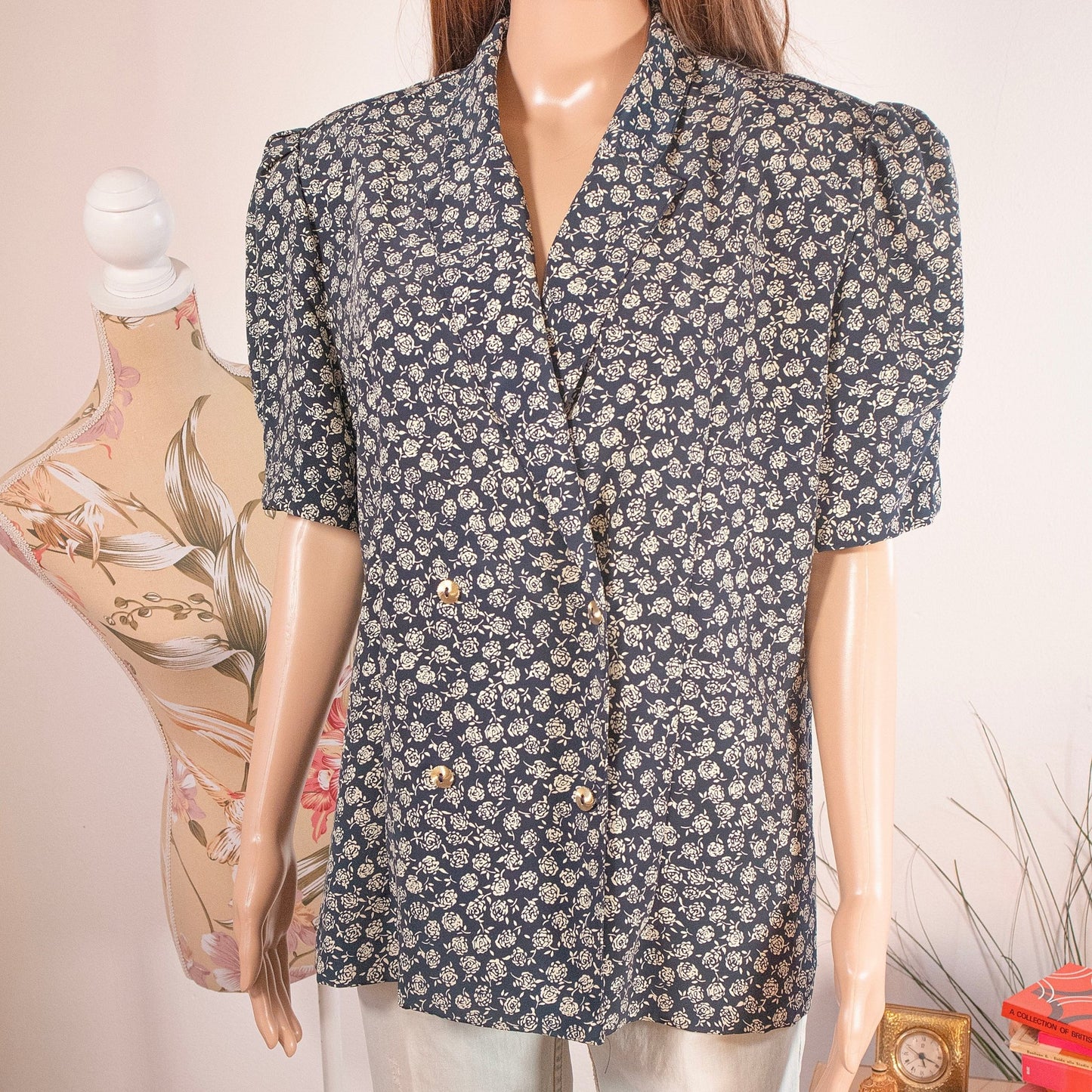 Blusa floreale bianca e blu - abbigliamento vintage Rivesty