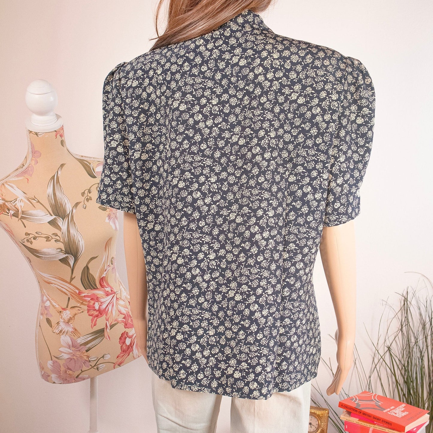 Blusa floreale bianca e blu - abbigliamento vintage Rivesty