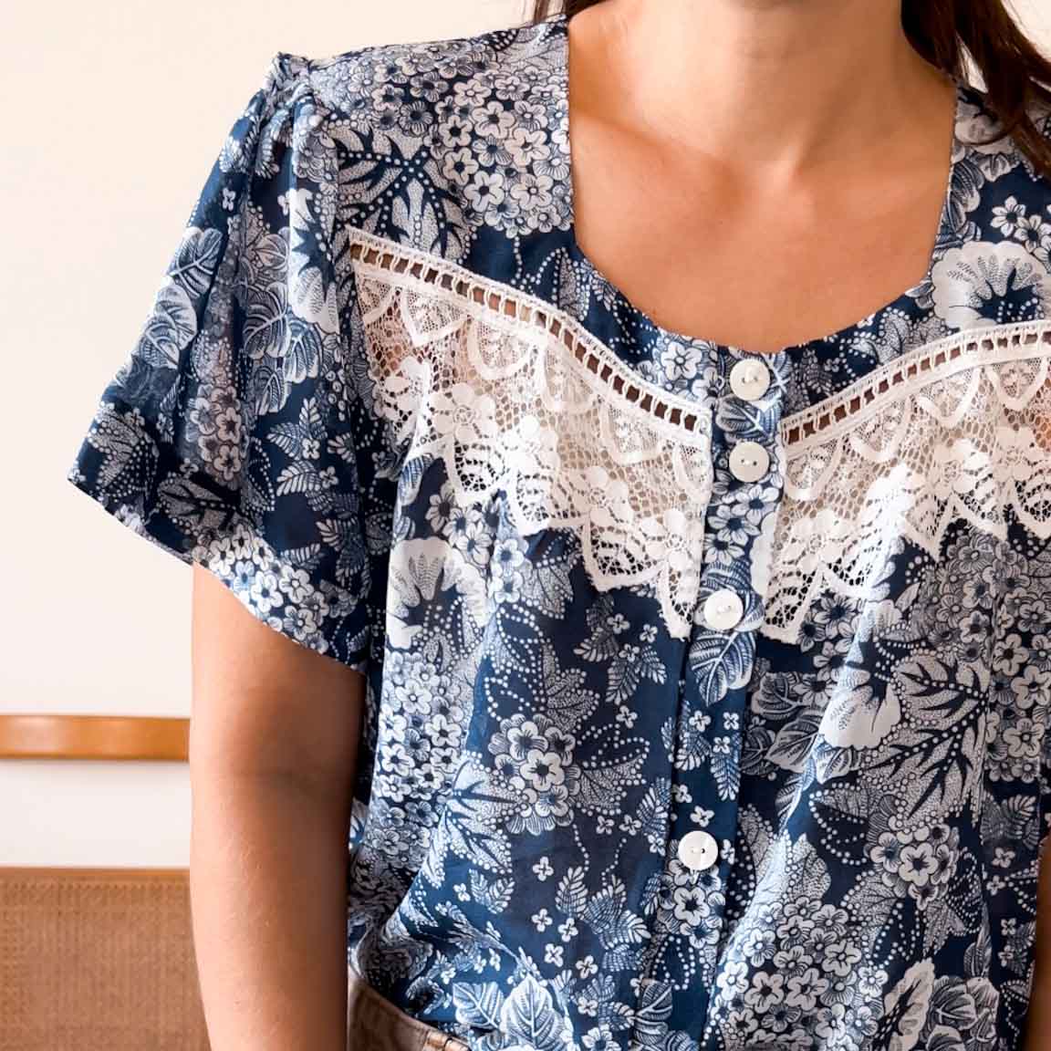 Camicetta vintage fantasia floreale e pizzo bianco - abbigliamento vintage Rivesty