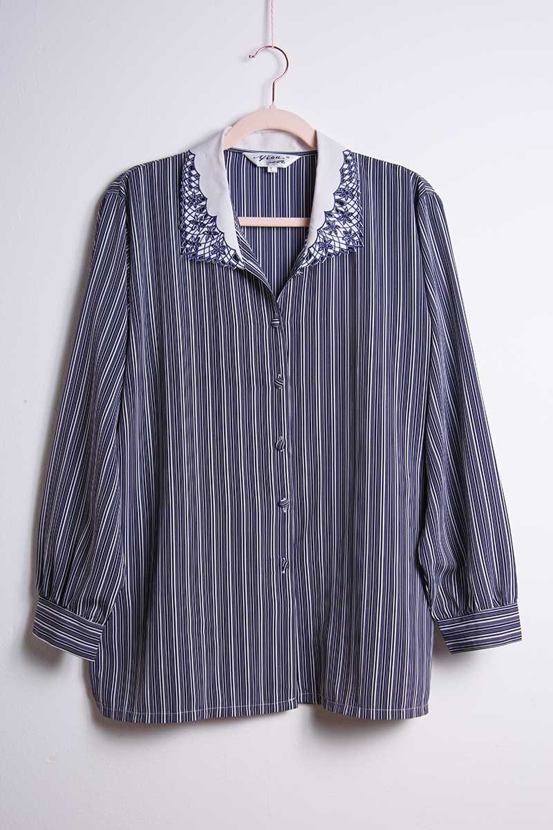 Camicia a righe navy con colletto ricamato – Taglia L - abbigliamento vintage Rivesty