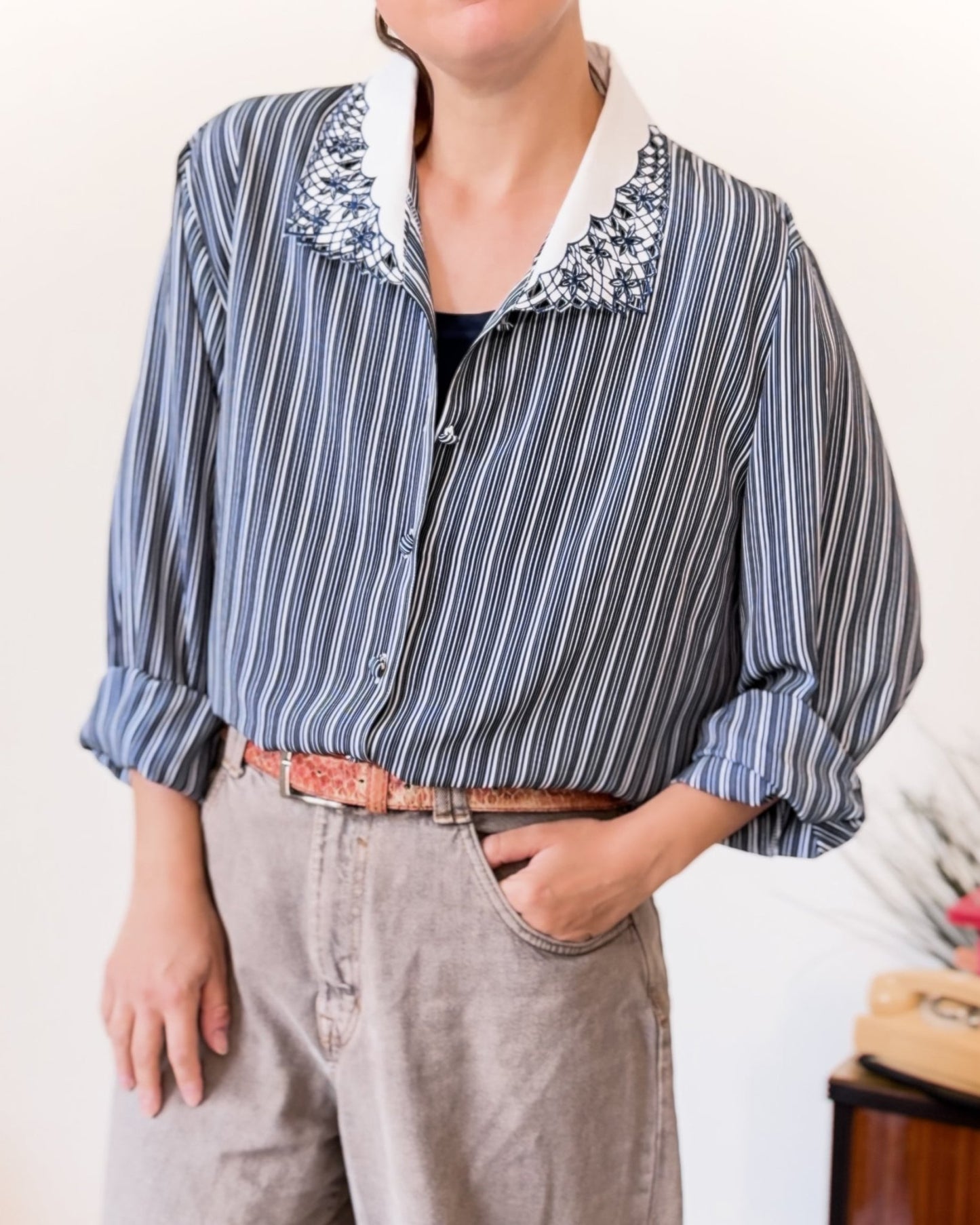 Camicia a righe navy con colletto ricamato – Taglia L - abbigliamento vintage Rivesty
