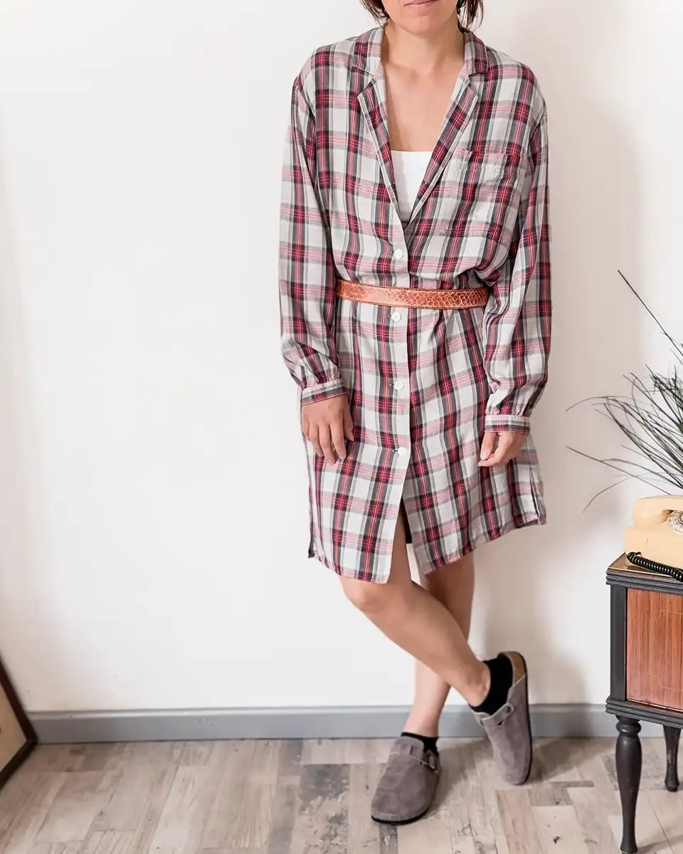 camicia lunga vintage in pura seta a quadri indossata