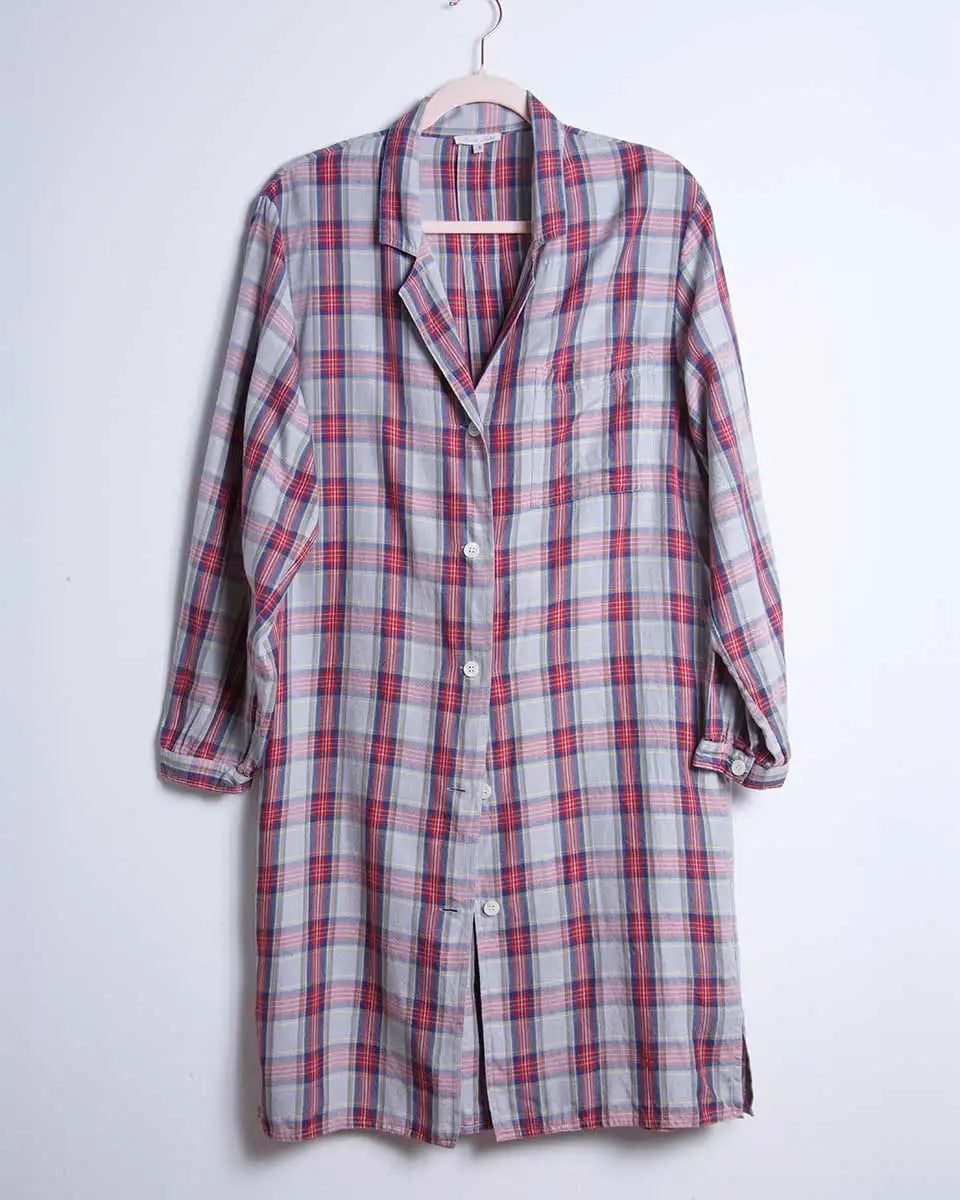 camicia vintage in seta appesa