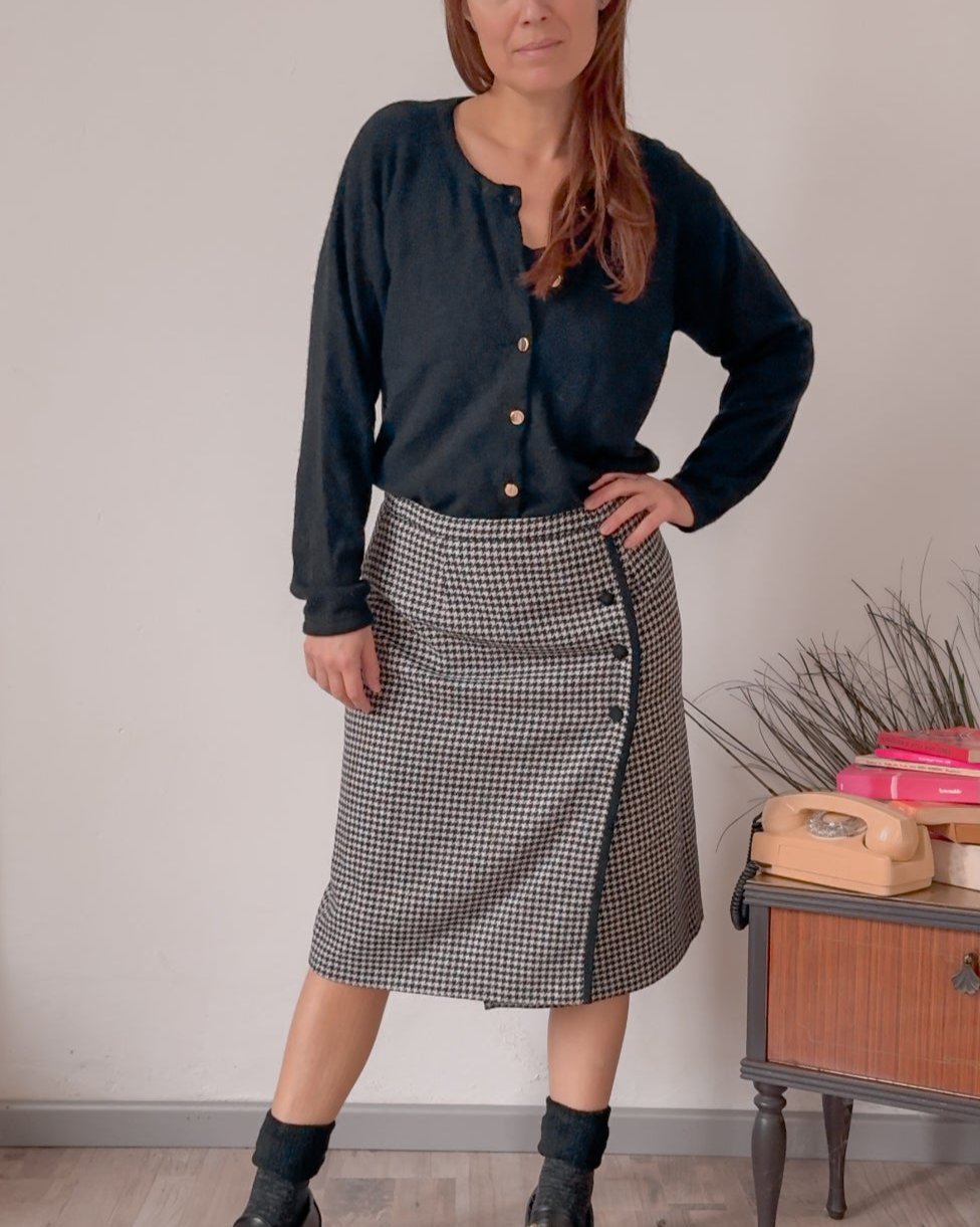 Cardigan vintage nero in lana e angora United Colors of Benetton - abbigliamento vintage Rivesty