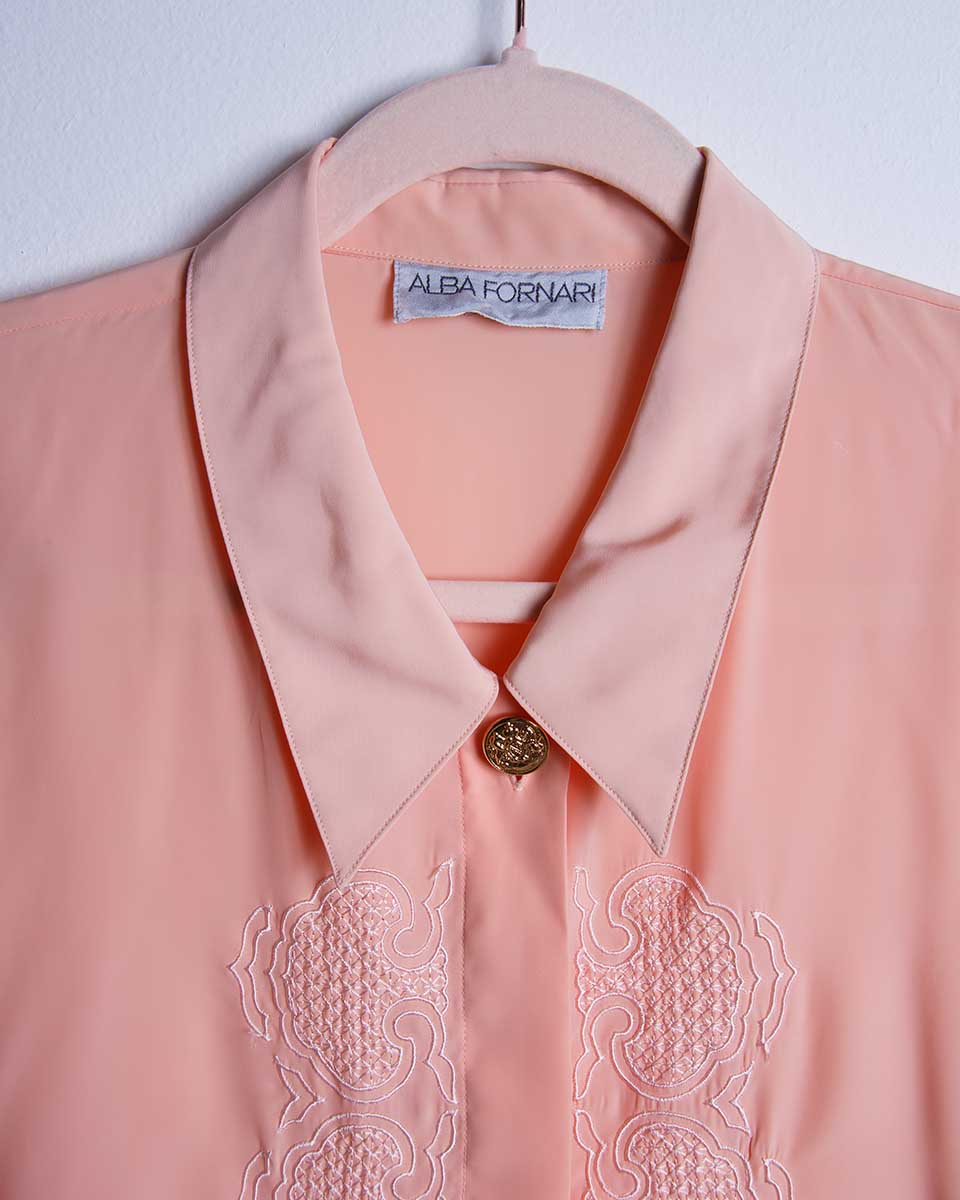 dettaglio colletto camicia vintage pesca