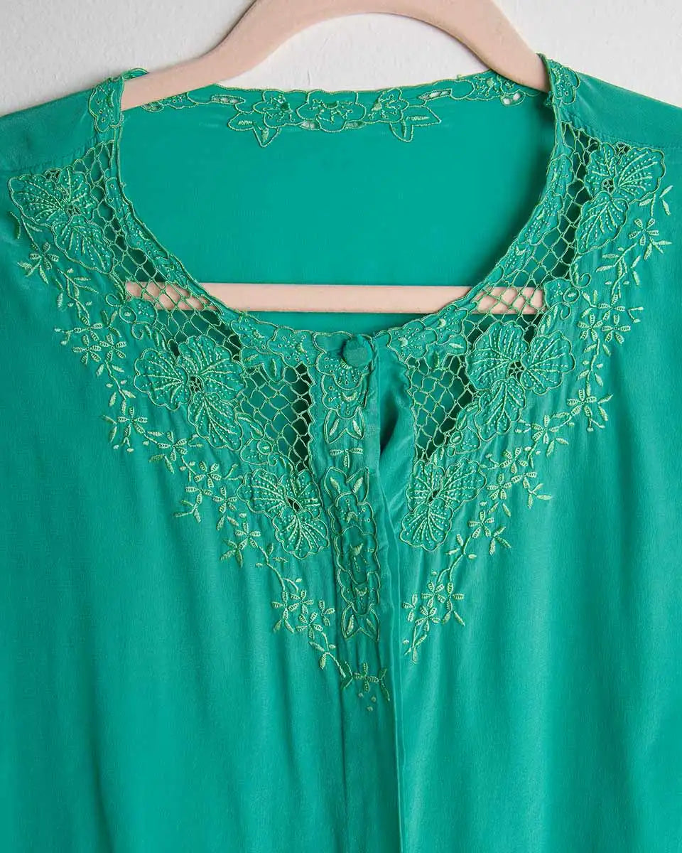 dettaglio ricamo sullo scollo camicia vintage