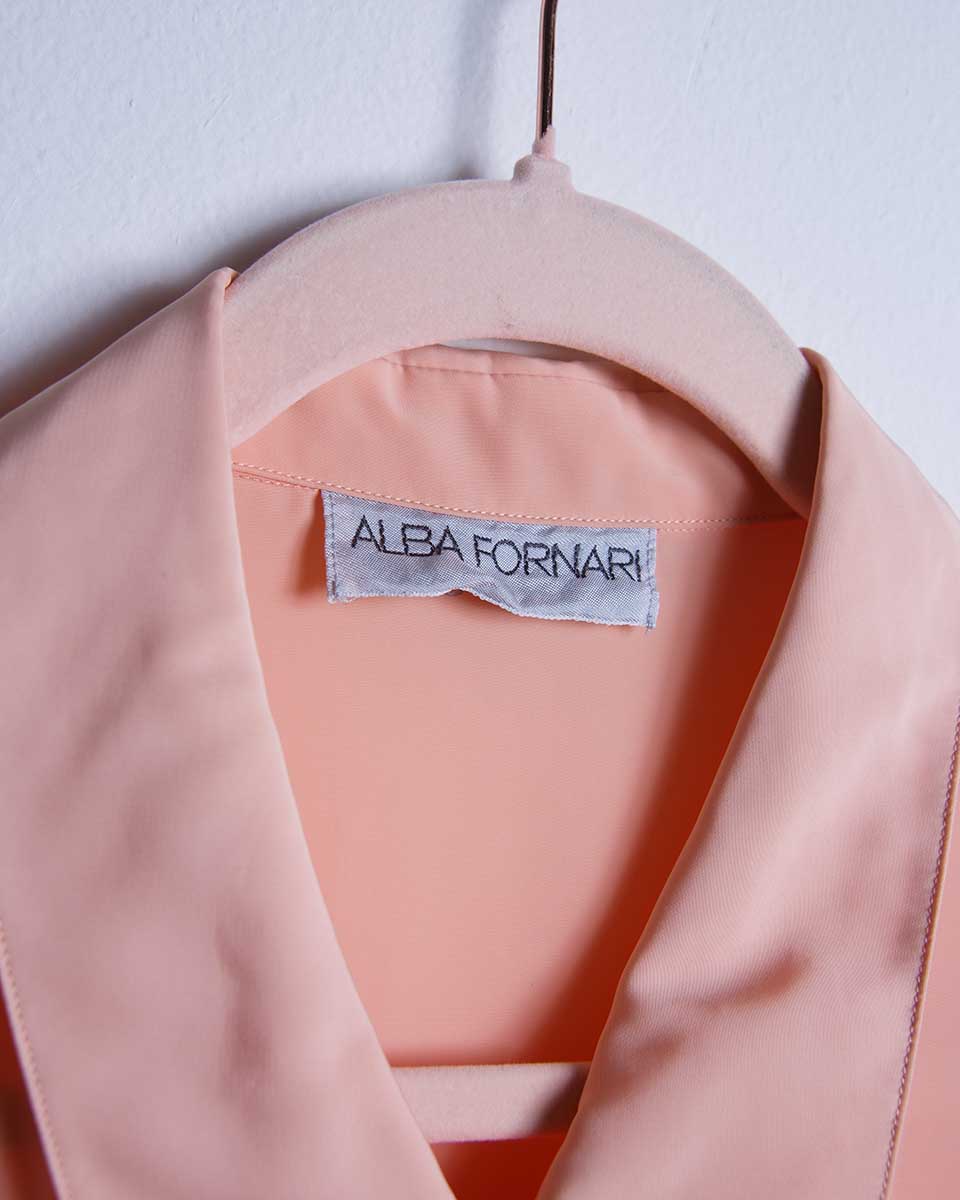 etichetta Alba Fornari su camicia pesca