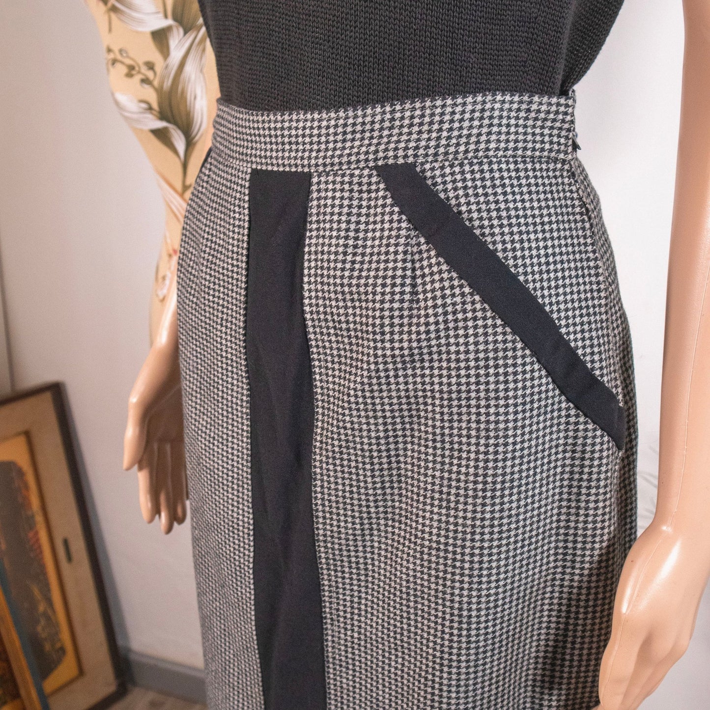 Gonna vintage aderente con righe geometriche nere - abbigliamento vintage Rivesty