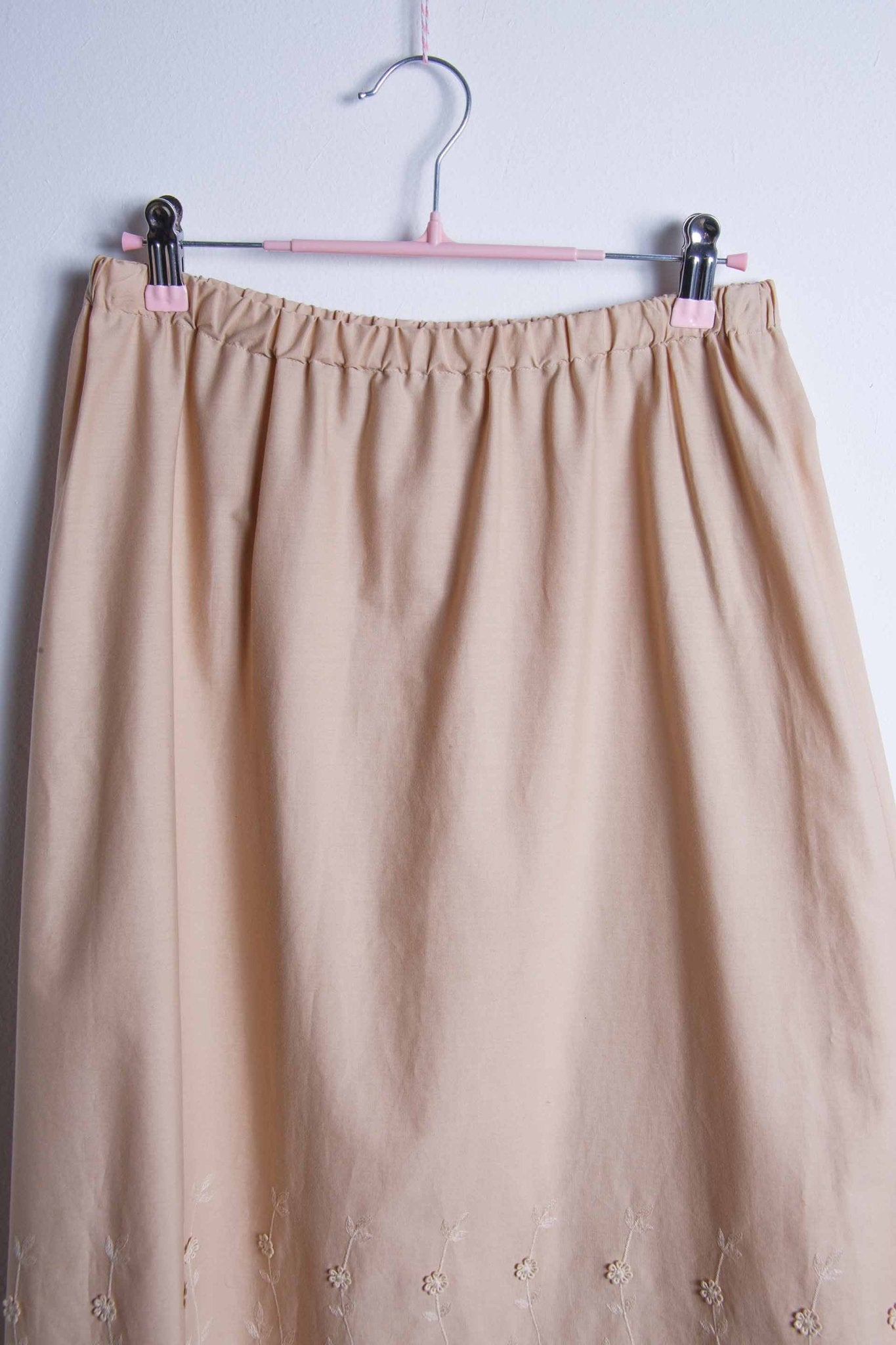 Gonna vintage beige con fiorellini ricamati – Taglia media | Rivesty Vintage - abbigliamento vintage Rivesty