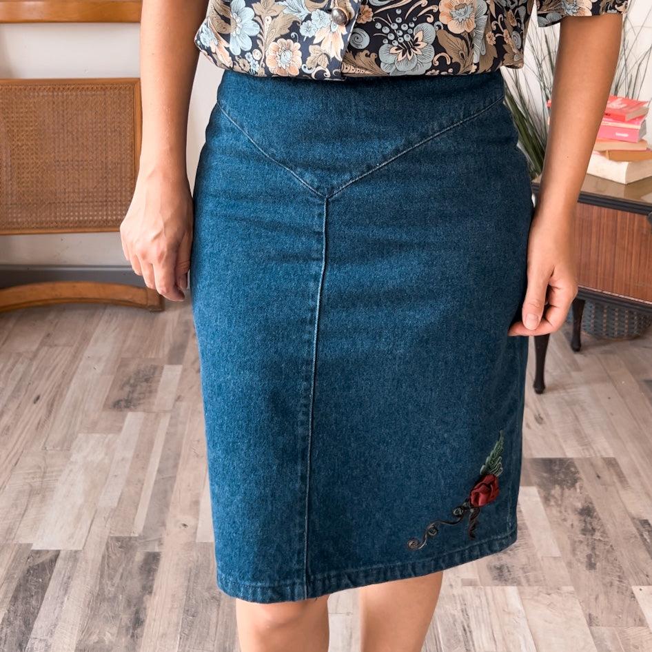 Gonna Vintage in Jeans con Dettaglio di Rosa - abbigliamento vintage Rivesty