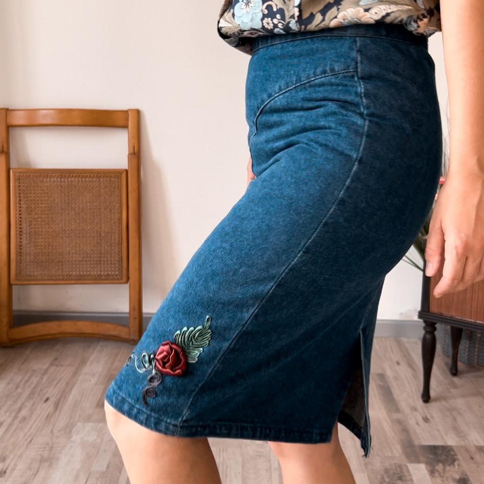 Gonna Vintage in Jeans con Dettaglio di Rosa - abbigliamento vintage Rivesty