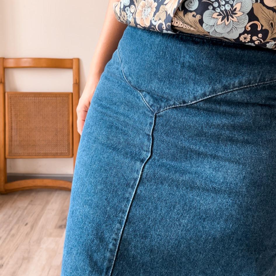 Gonna Vintage in Jeans con Dettaglio di Rosa - abbigliamento vintage Rivesty