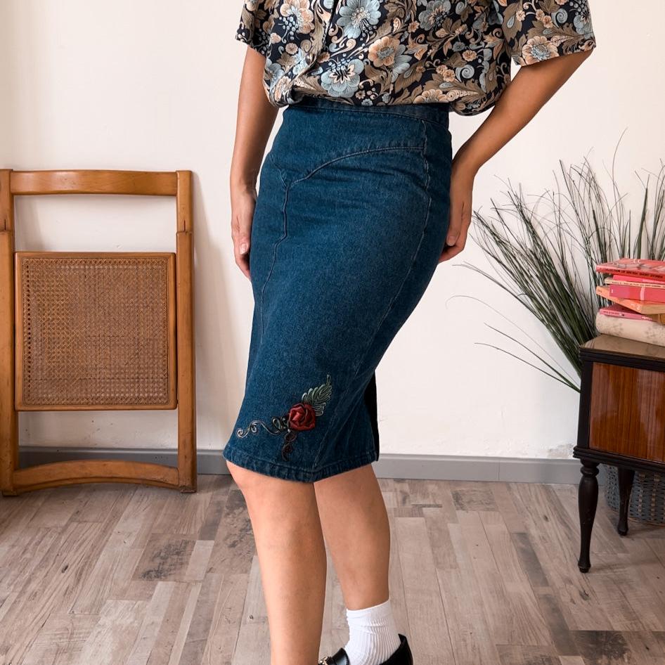 Gonna Vintage in Jeans con Dettaglio di Rosa - abbigliamento vintage Rivesty