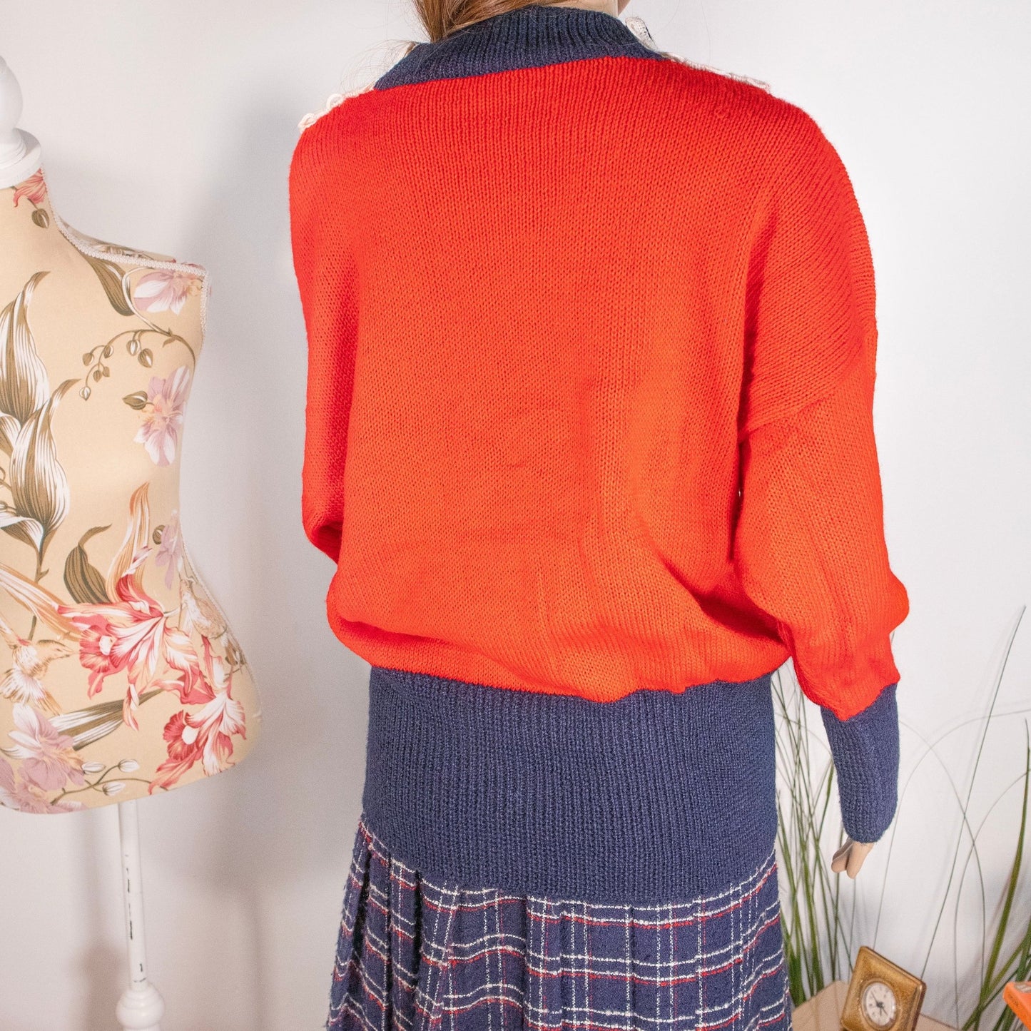 Maglione preloved rosso e blu con fiori - abbigliamento vintage Rivesty