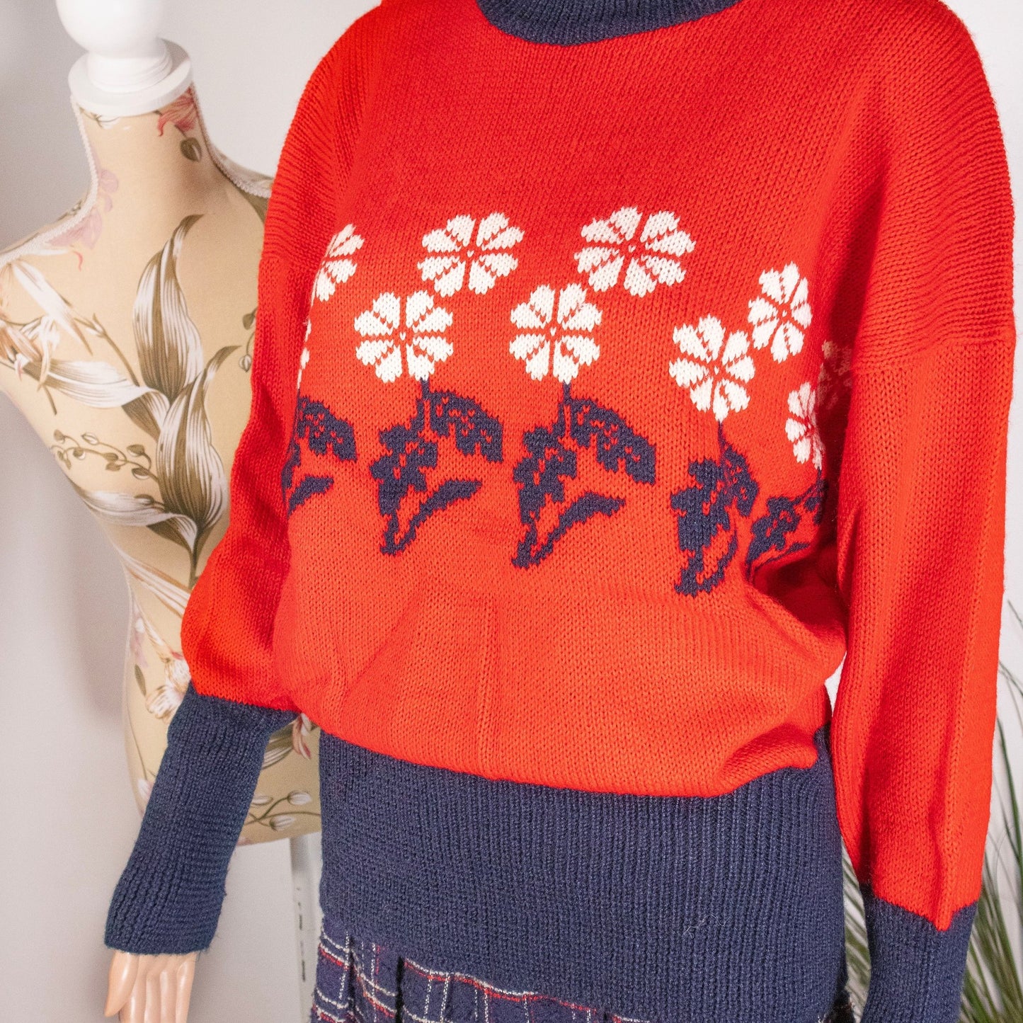 Maglione preloved rosso e blu con fiori - abbigliamento vintage Rivesty