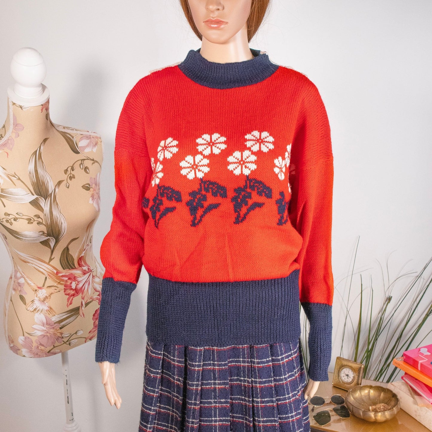 Maglione preloved rosso e blu con fiori - abbigliamento vintage Rivesty