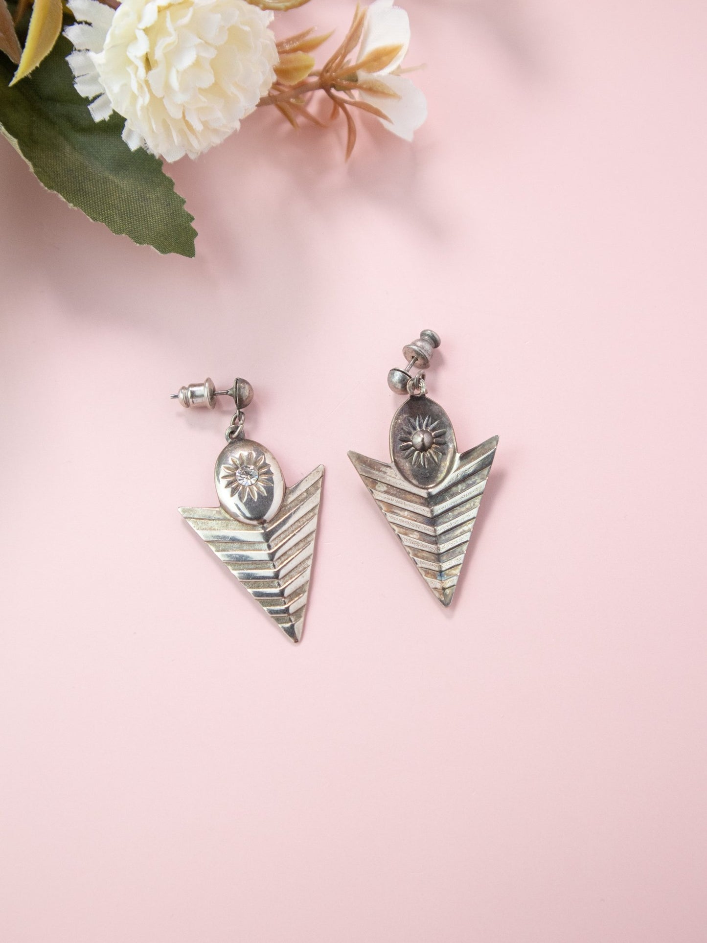 Orecchini triangolari colore argento - abbigliamento vintage Rivesty