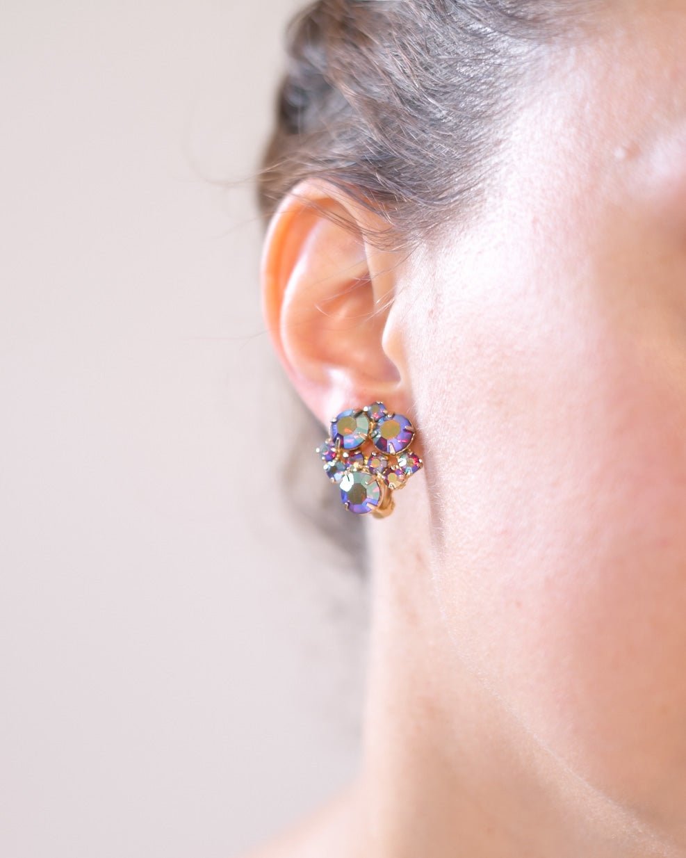 Orecchini vintage a clip con cristalli iridescenti – Anni ‘60/’70 – Piccoli ma luminosi - abbigliamento vintage Rivesty