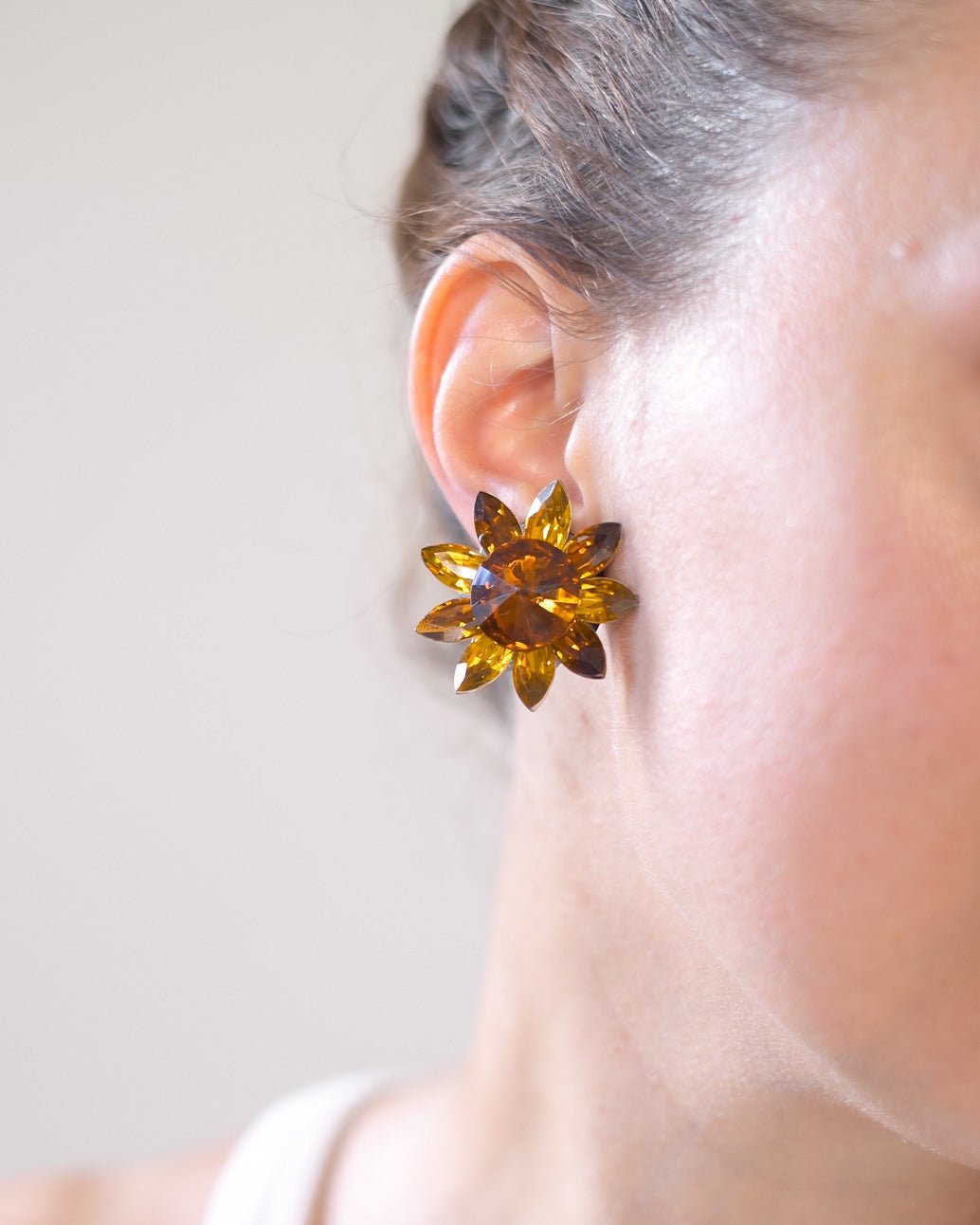 Orecchini vintage a clip fiore cristallo ambrato – Bigiotteria anni ’80 - abbigliamento vintage Rivesty
