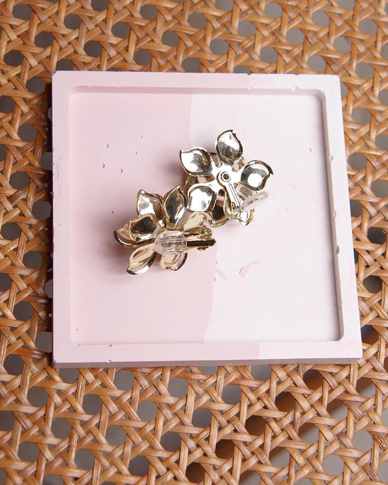 Orecchini vintage a clip oro fiore smaltato con cristallo centrale – Anni ‘80 - abbigliamento vintage Rivesty