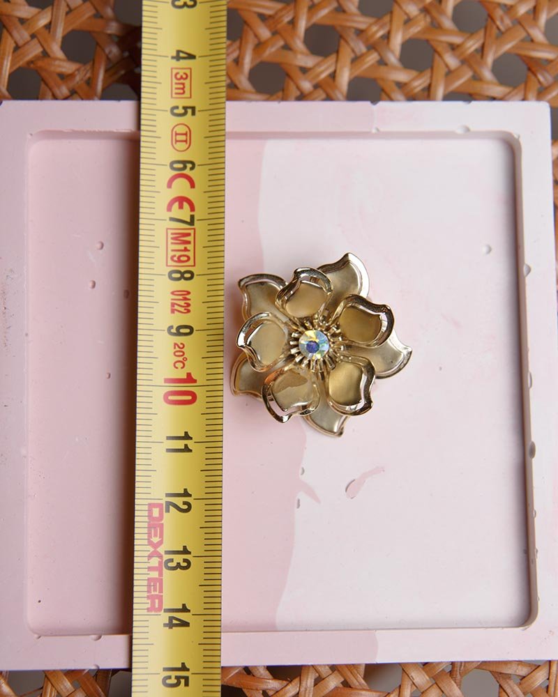 Orecchini vintage a clip oro fiore smaltato con cristallo centrale – Anni ‘80 - abbigliamento vintage Rivesty