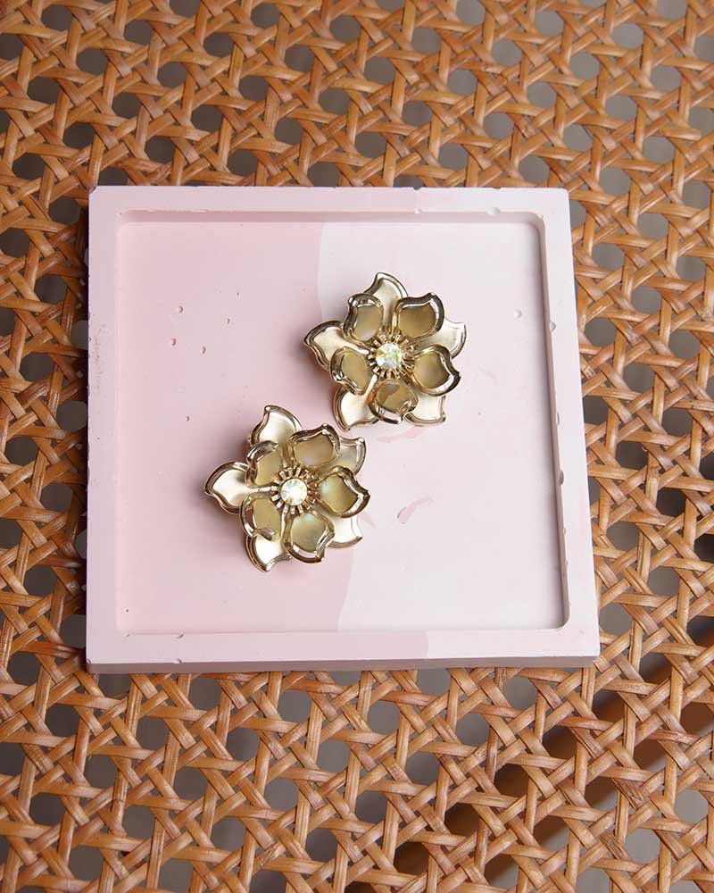 Orecchini vintage a clip oro fiore smaltato con cristallo centrale – Anni ‘80 - abbigliamento vintage Rivesty