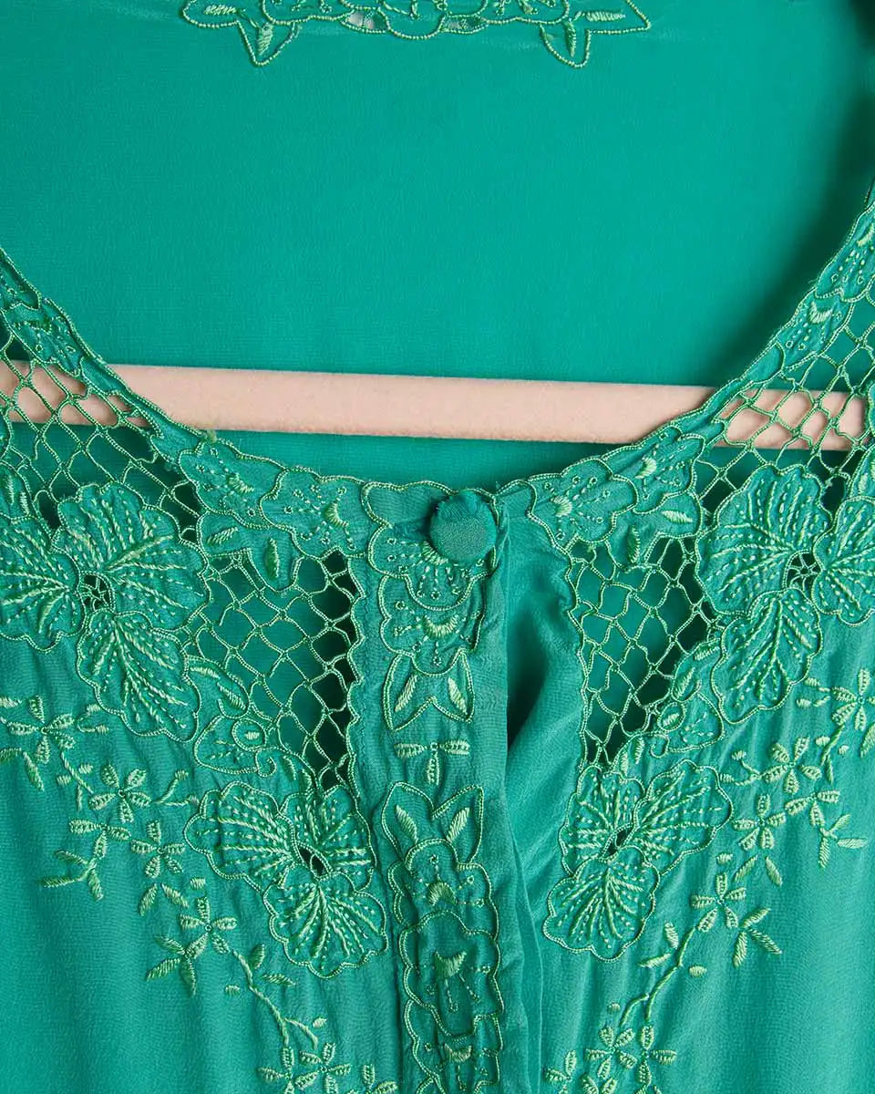 particolare del bottoncino a vista camicia seta verde