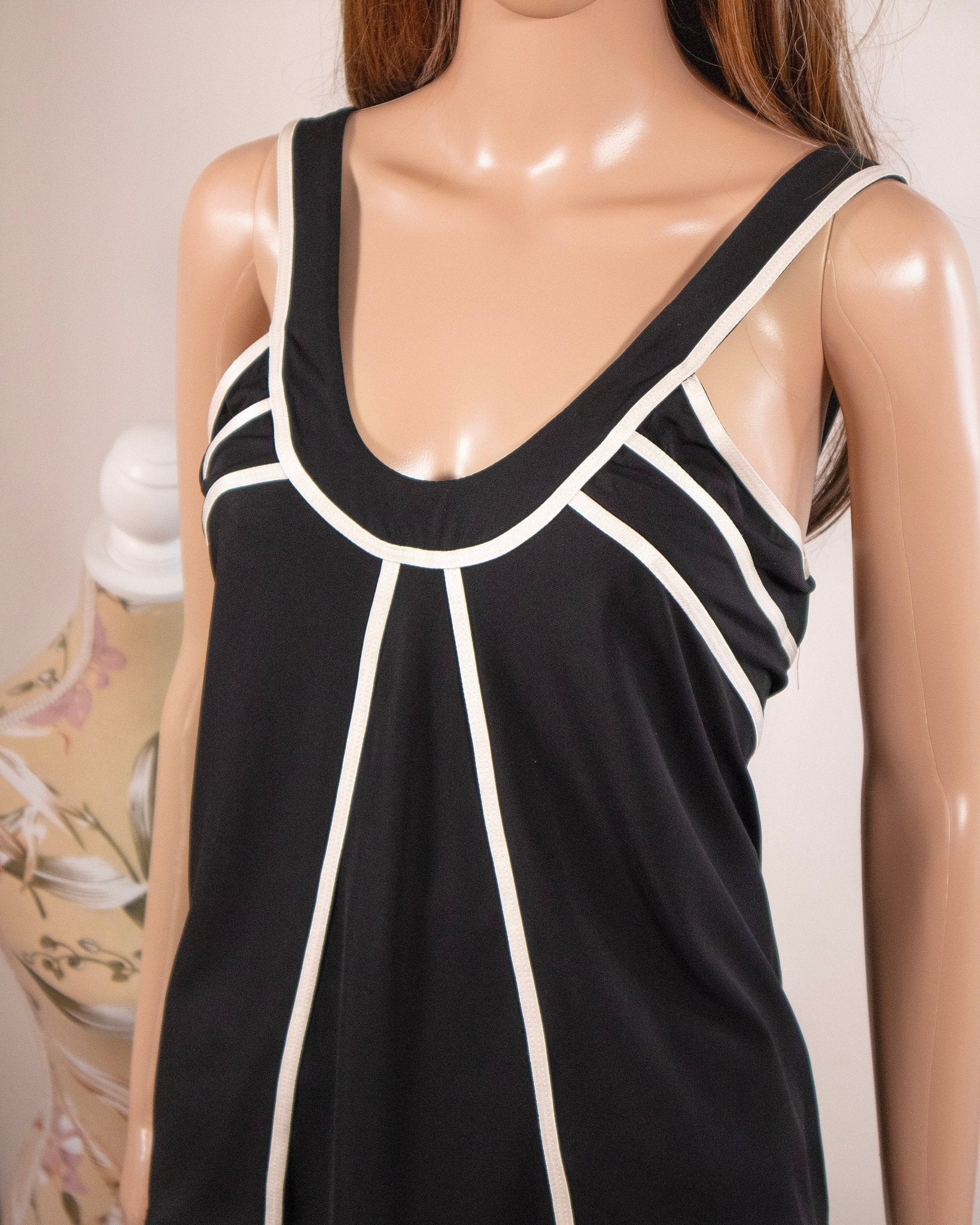 Top nero con righe bianche Max Mara - abbigliamento vintage Rivesty