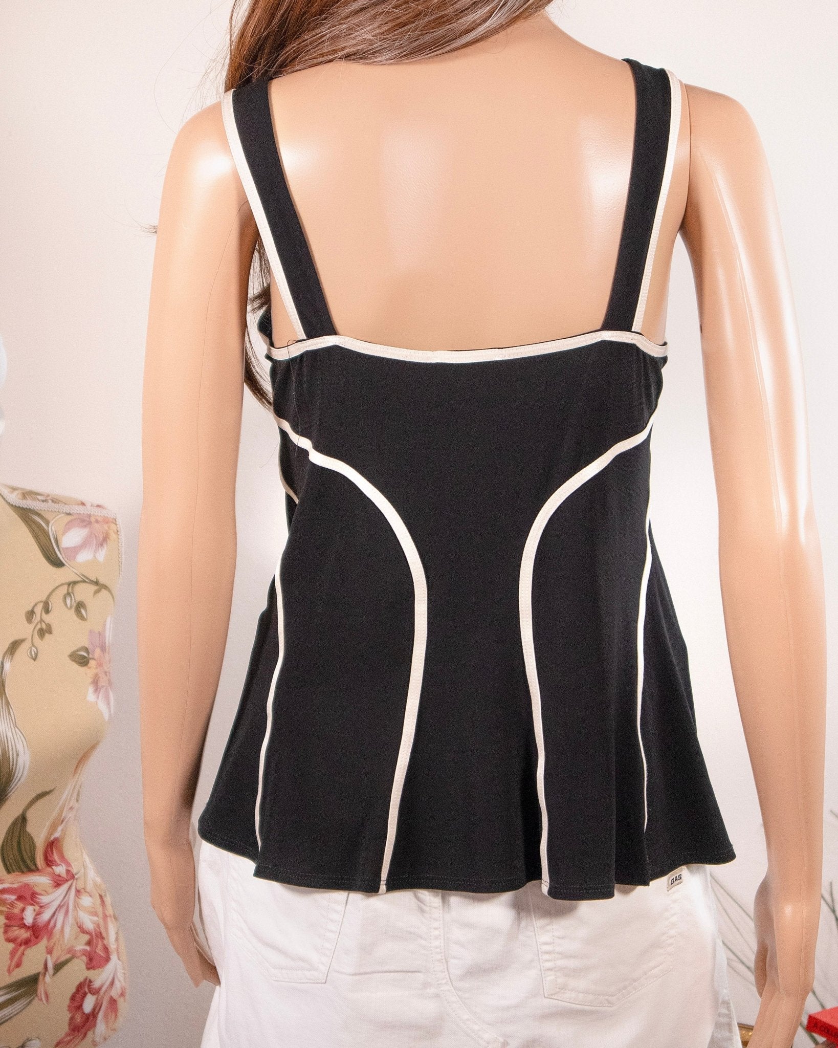 Top nero con righe bianche Max Mara - abbigliamento vintage Rivesty