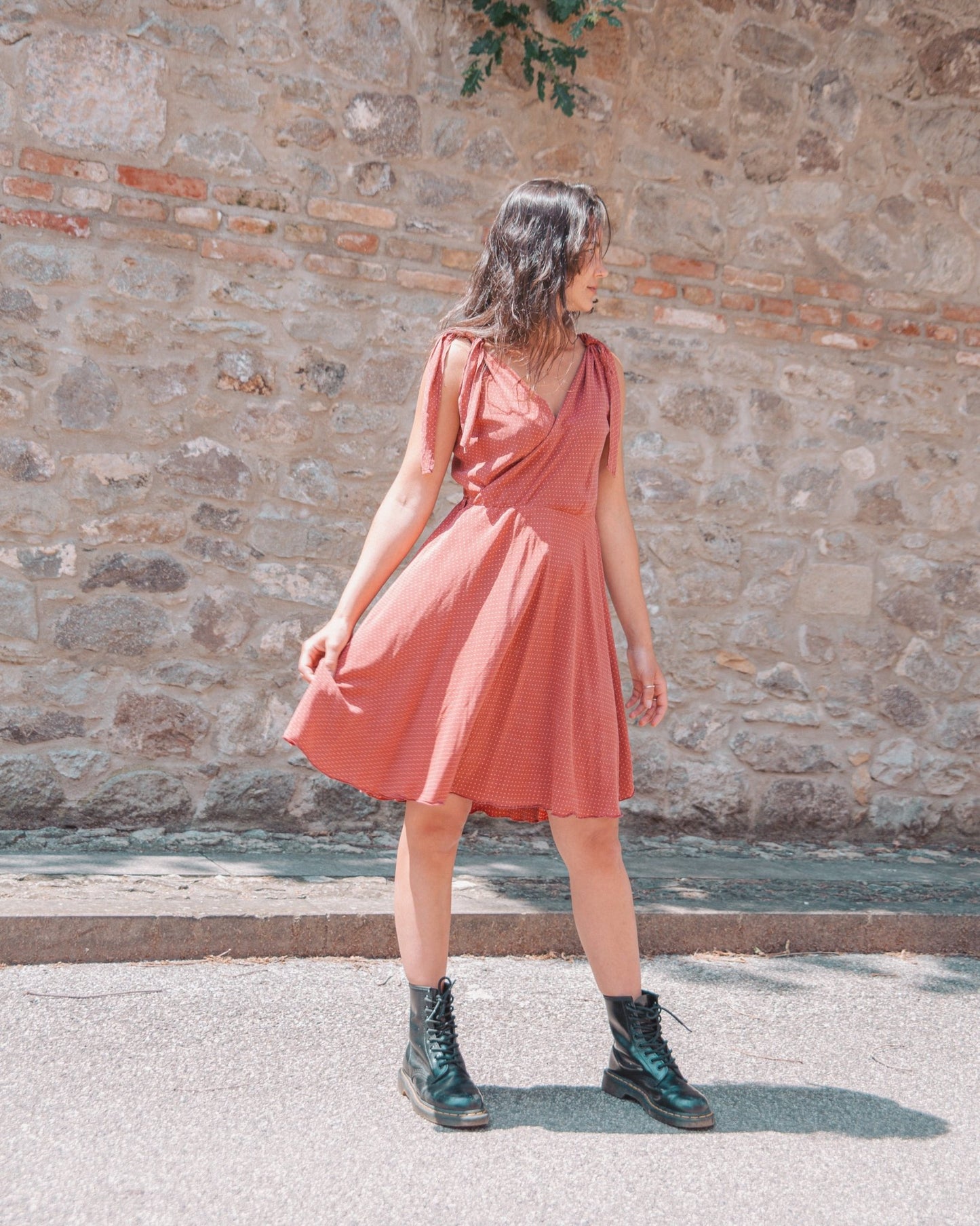 Vestito skater dress in seta con pois bianchi su sfondo rosso - abbigliamento vintage Rivesty