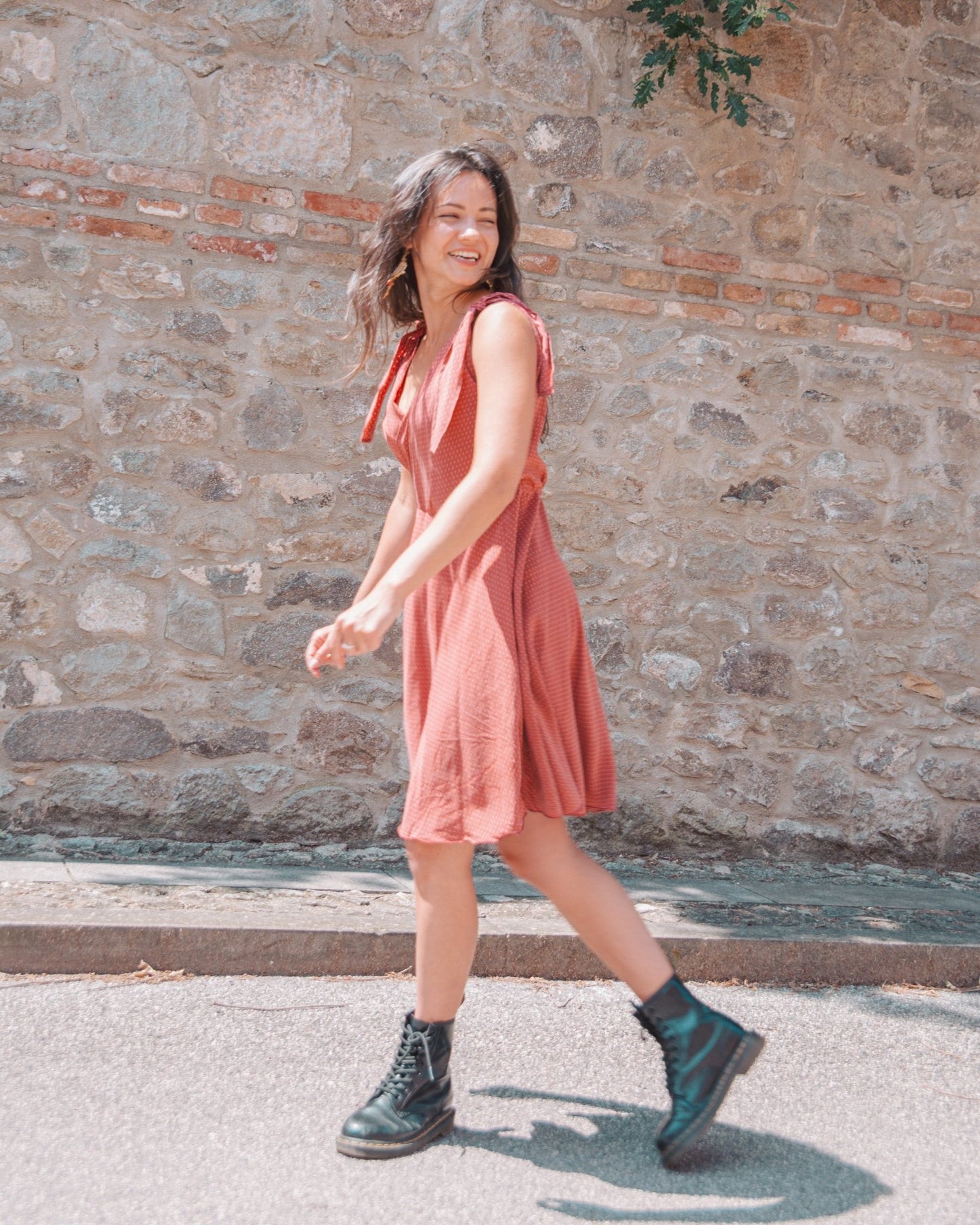 Vestito skater dress in seta con pois bianchi su sfondo rosso - abbigliamento vintage Rivesty