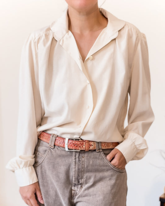 Camicia vintage crema indossata