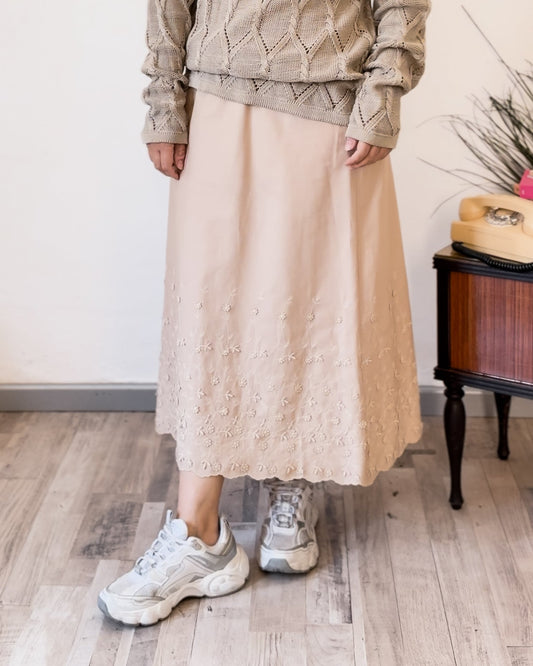 Gonna vintage beige con fiorellini ricamati – Taglia media | Rivesty Vintage