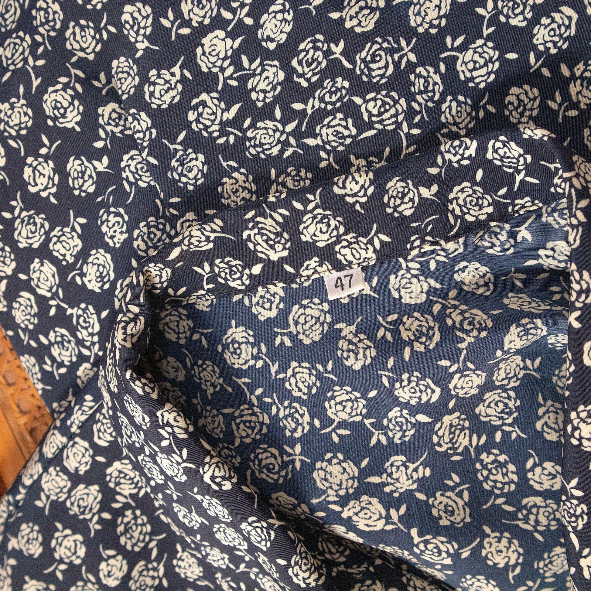 Blusa floreale bianca e blu - abbigliamento vintage Rivesty