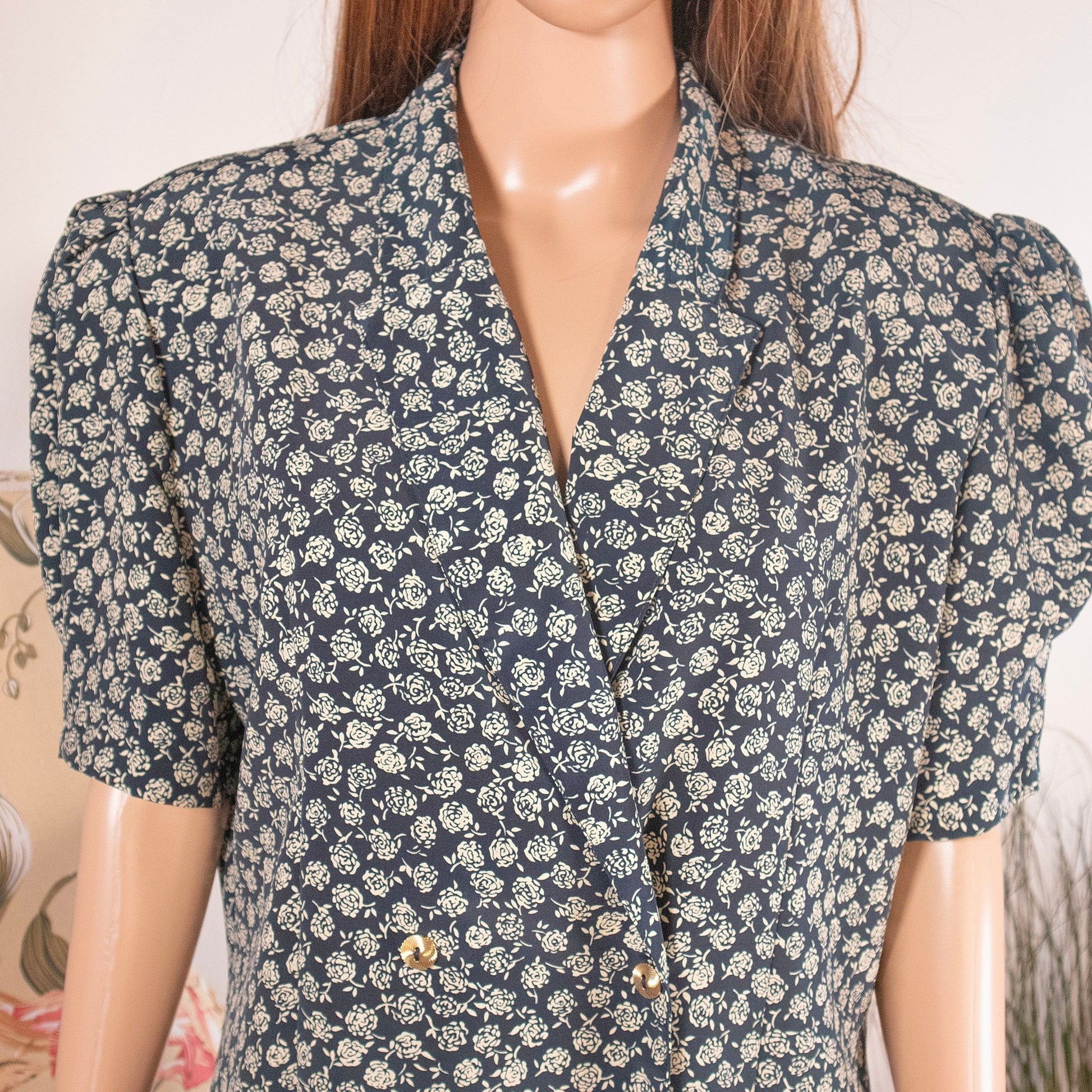 Blusa floreale bianca e blu - abbigliamento vintage Rivesty