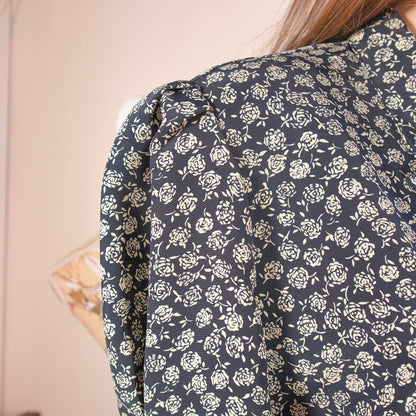 Blusa floreale bianca e blu - abbigliamento vintage Rivesty