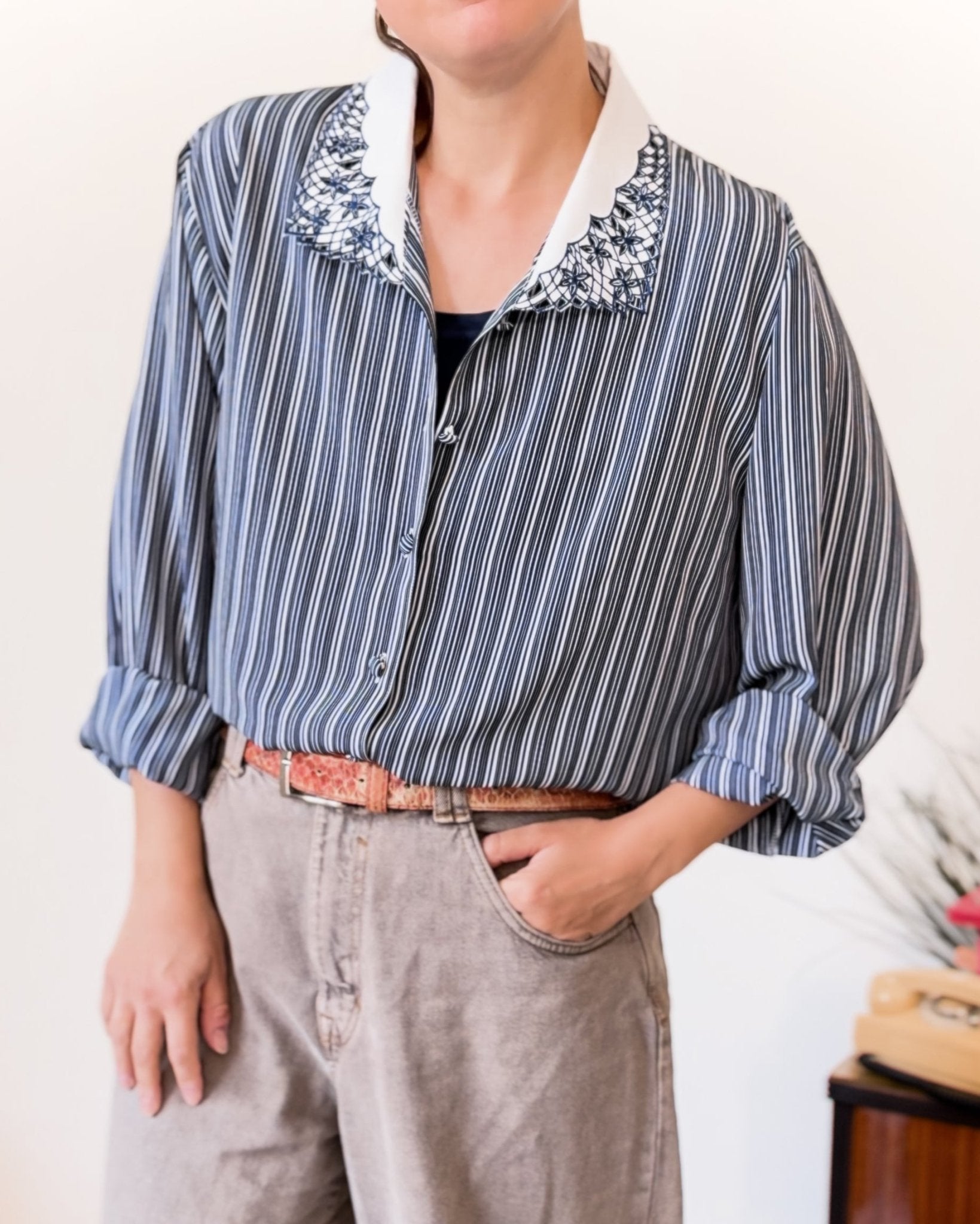 Camicia a righe navy con colletto ricamato – Taglia L - abbigliamento vintage Rivesty