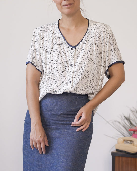 Camicia vintage bianca con dettagli blu navy – sartoriale, manica corta - abbigliamento vintage Rivesty