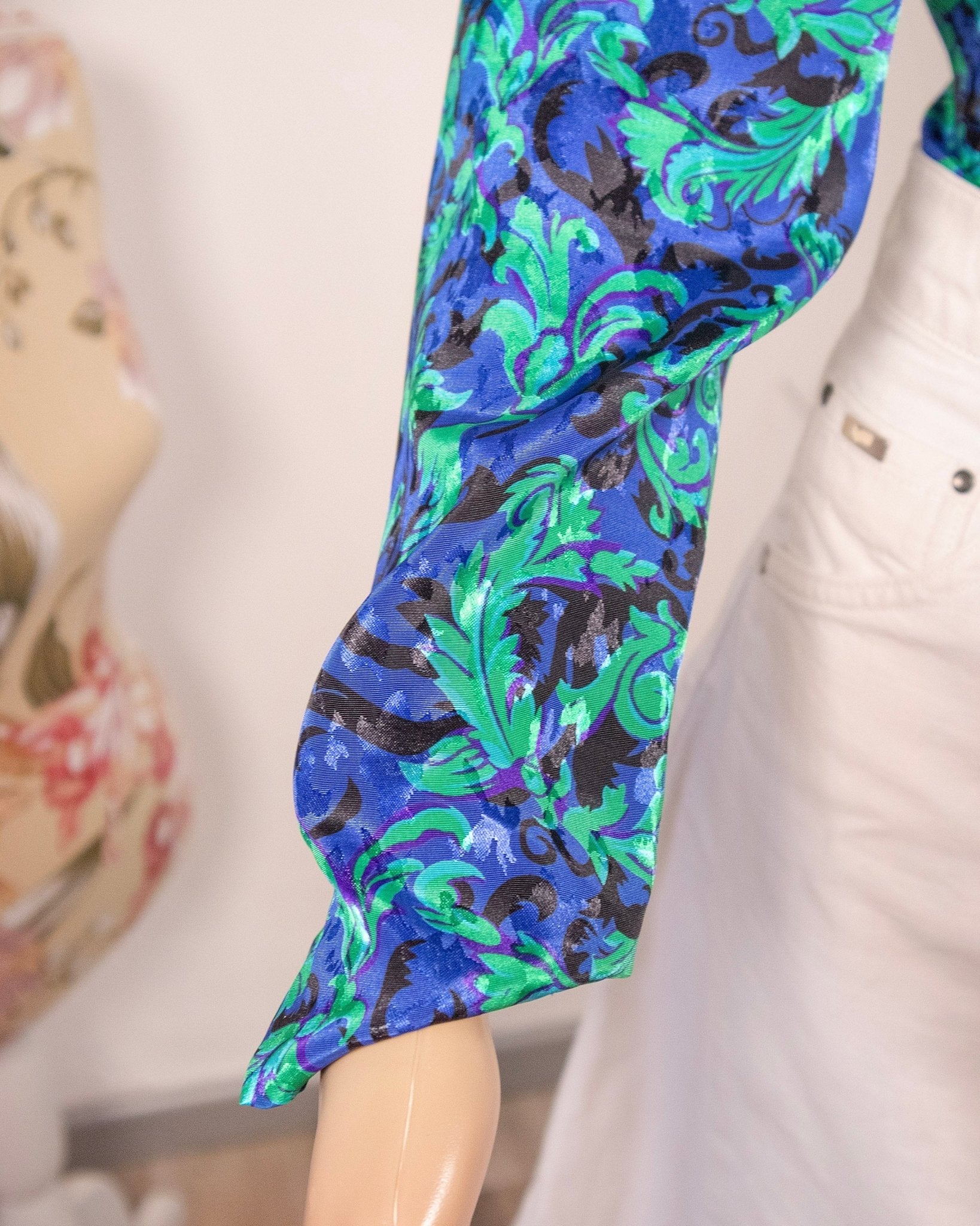 Camicia vintage stile anni '80 blu e viola con trama floreale - abbigliamento vintage Rivesty