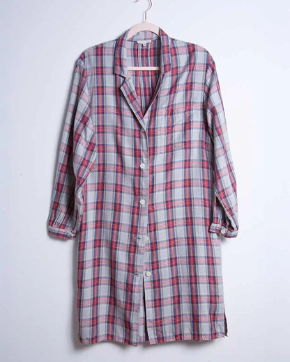camicia vintage in seta appesa