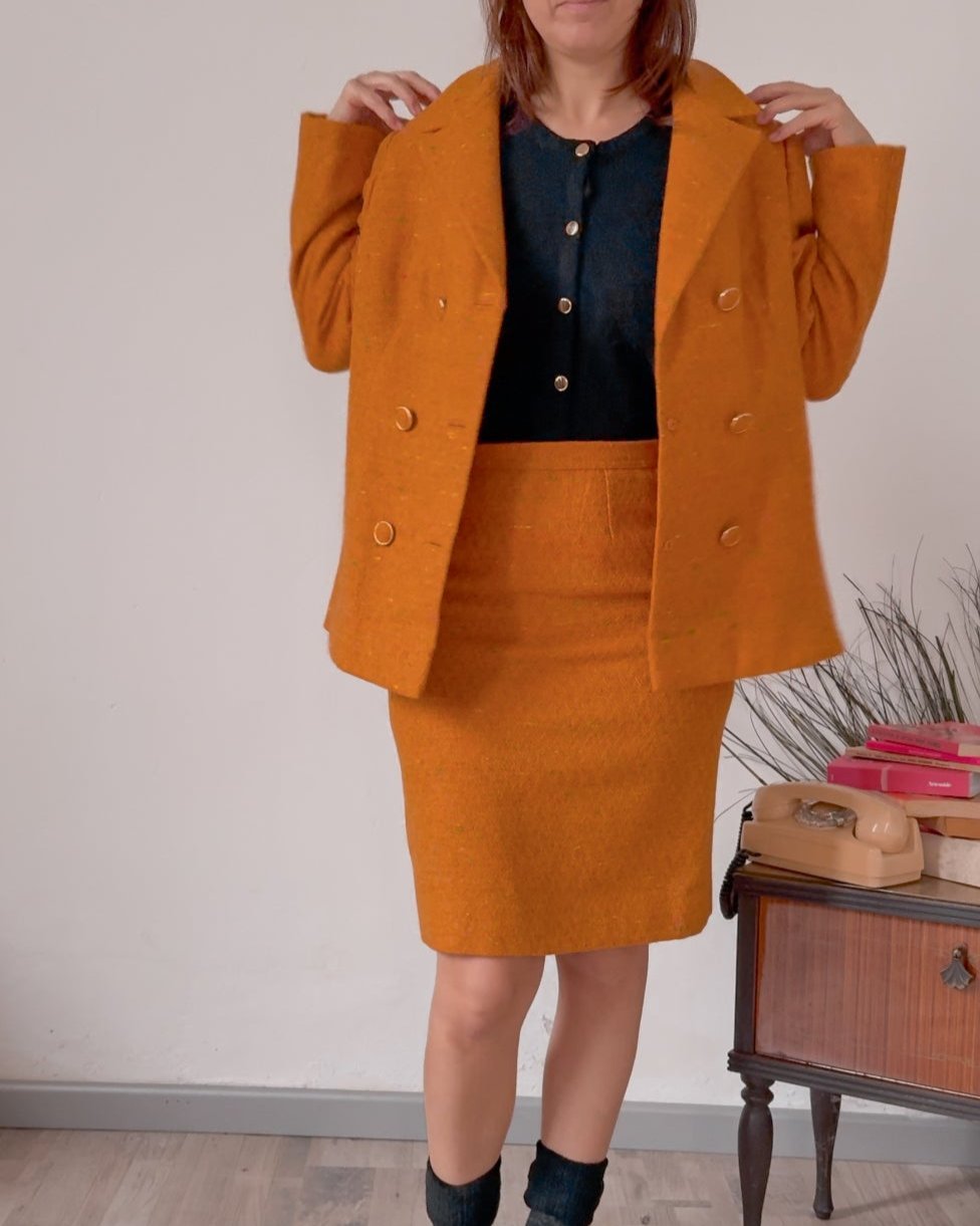 Completo vintage in lana cotta arancione blazer e gonna - abbigliamento vintage Rivesty