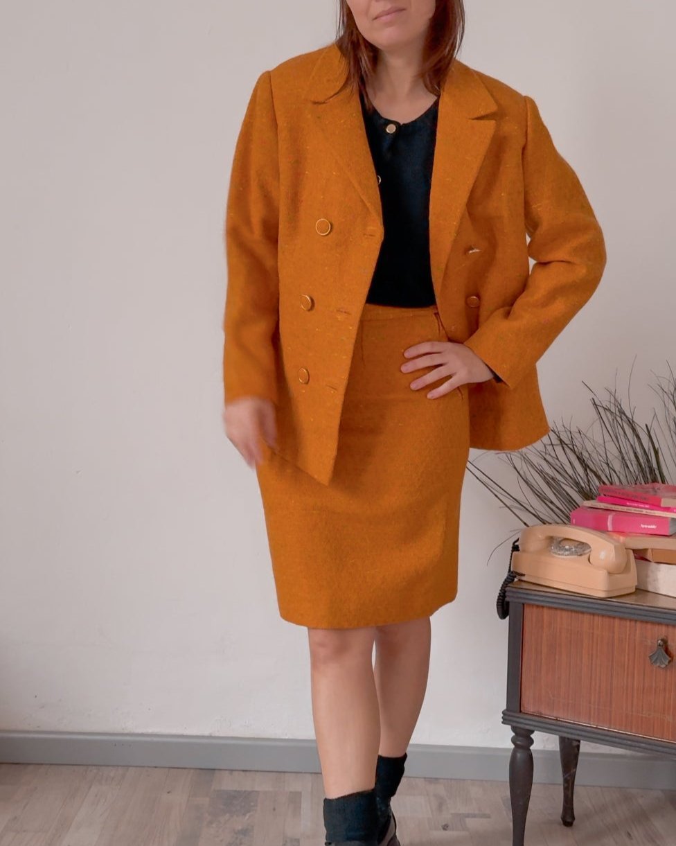 Completo vintage in lana cotta arancione blazer e gonna - abbigliamento vintage Rivesty