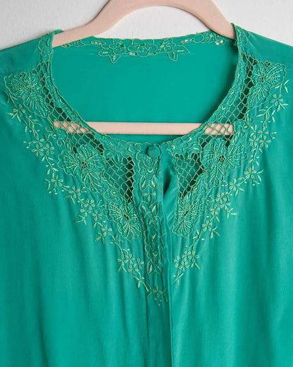 dettaglio ricamo sullo scollo camicia vintage

