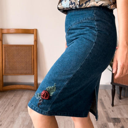 Gonna Vintage in Jeans con Dettaglio di Rosa - abbigliamento vintage Rivesty