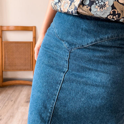 Gonna Vintage in Jeans con Dettaglio di Rosa - abbigliamento vintage Rivesty